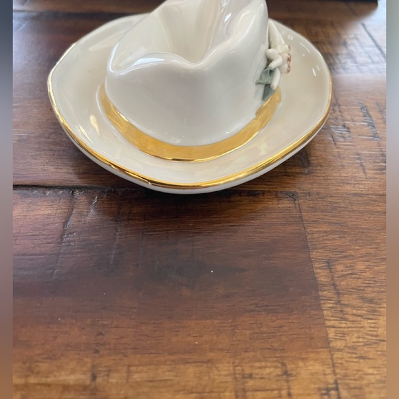 Vintage Dresden white hat with gold figurine - Picture 3 of 7